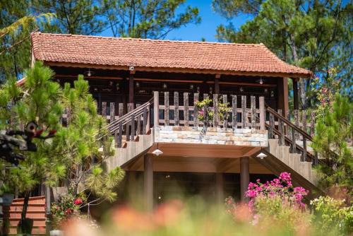Huong Thuy Casa | ONA HOME - Entire Hue-styled garden house nearby a pine hill