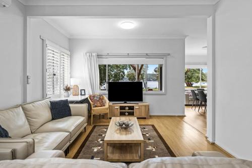 Woy Woy Casa | Ondina Cottage - Serene Waterfront Haven with Jetty