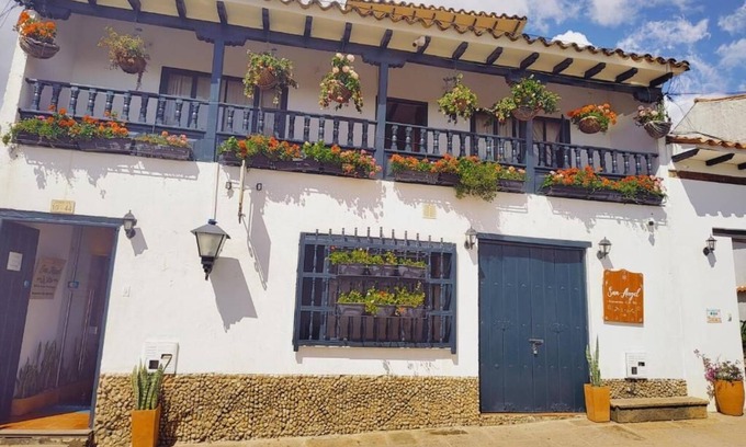 Villa de Leyva Hotel | ¡A una cuadra y media de la plaza mayor! Hotel lindo y acogedor.