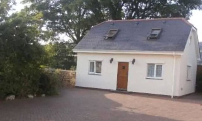 Caernarfon Casa | One bed accommodation with countryside views, near Snowdonia National Park