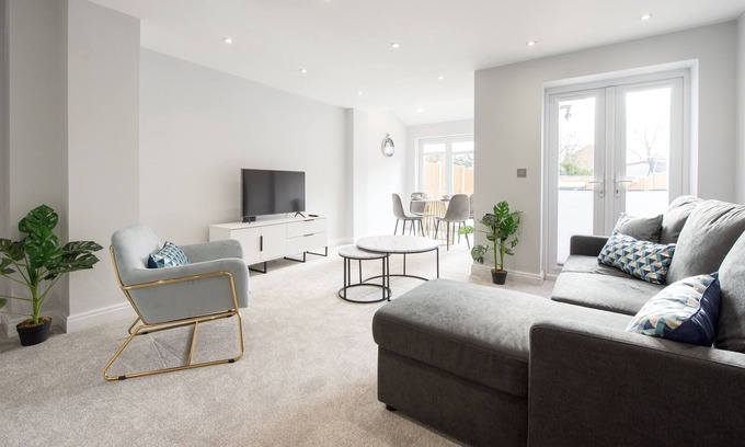 Havering Apartamento | One Bed Apartment with Garden and Parking