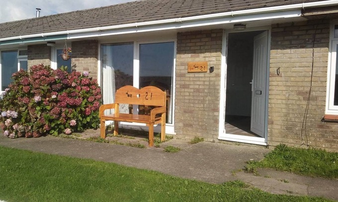 Woolacombe Chalet De Esquí | one bed room with sofa bed, wifi , sea views