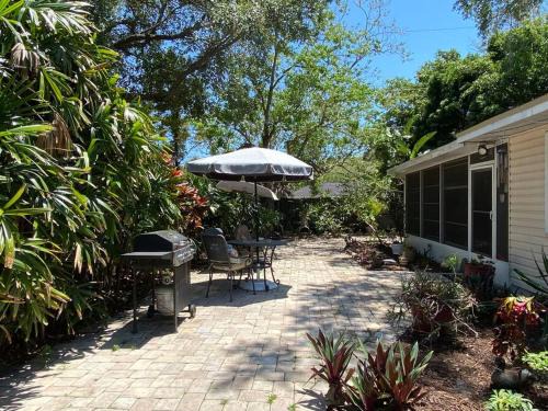 Arlington Park Casa | One Bed Suite near Beaches and Downtown Sarasota
