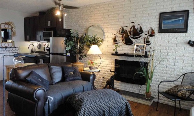 Conway Condominio | Una cama, con cocina americana, baño y espacio de muelle.
