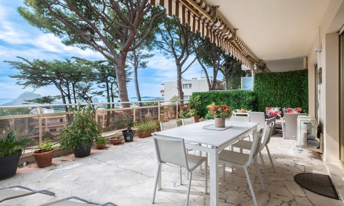 Bastide Giraud Apartamento | Apartamento de 1 dormitorio con vistas al mar, piscina y pista de tenis.