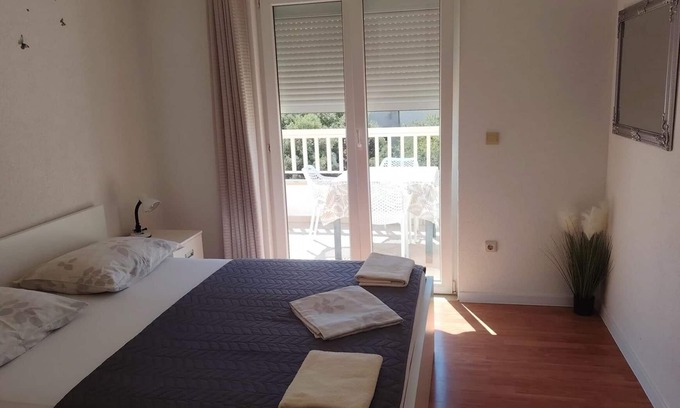 Istok Apartamento | One bedroom apartment with balcony Makarska (A-20727-c)