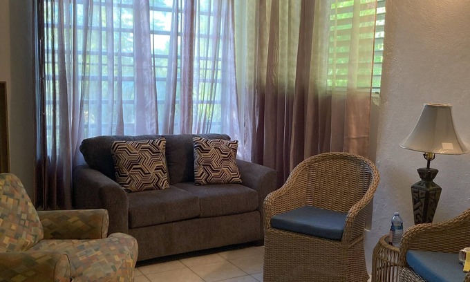 Estate Sion Hill Apartamento | One-bedroom apartment on St Croix; AC, WiFi, near shopping center & restaurants