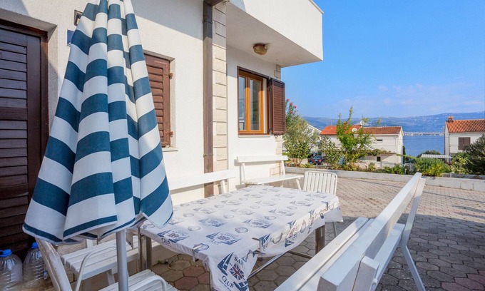 Municipality of Trogir Apartamento | Apartamento de una habitación con terraza y vista al mar Slatine, Ciovo (A-13298-a)