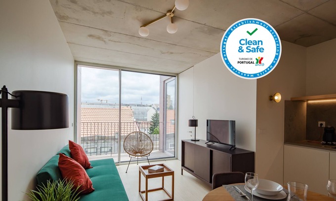Bonfim Apartamento | One Bedroom Apartment with Balcony and Street View