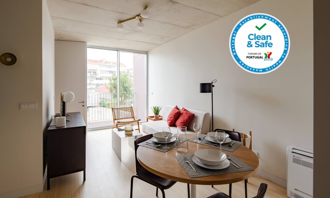 Bonfim Apartamento | One Bedroom Apartment with Balcony and Pool View