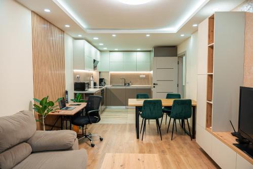 Plovdiv Center Apartamento | One-Bedroom apartment with Free Street Parking, Free Gym Pass and Office Setup