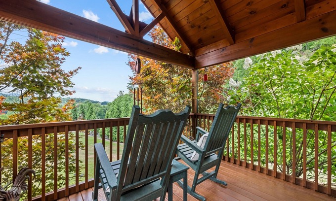 Asheville Cabina | One Bedroom Cabin 43 Acre Retreat Pets OK- Fenced, Private, Views, Internet