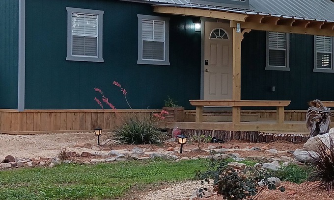 Leakey Cabina | One bedroom cabin minutes from the Frio River and Garner State Park!