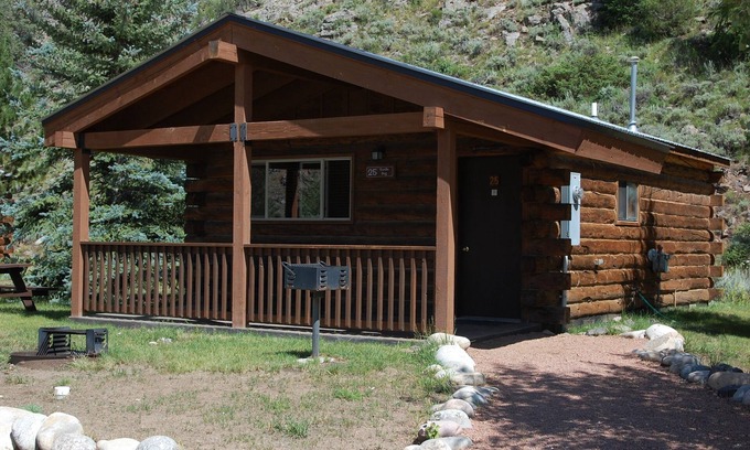 Almont Cabina | One Bedroom Cabin with Ample Parking and Space from Neighboring Cabins