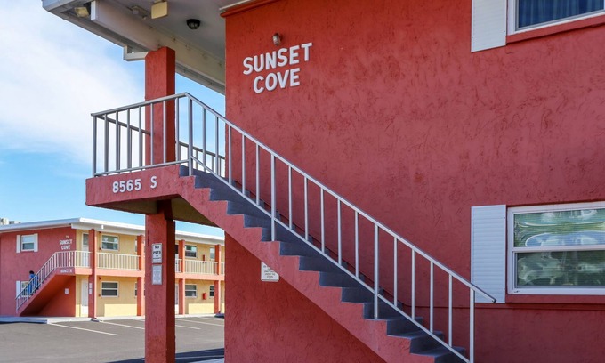 Sunset Beach Condominio | One bedroom Condo just across from the beach in Treasure Island, Florida.