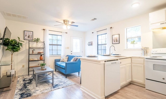 North Loop Casa | One Bedroom Cottage in North Loop