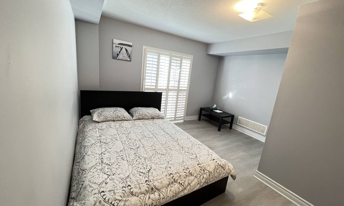 Meadowvale Village Casa | One bedroom ensuite toilet on main level & kitchen, living, bathroom lower level