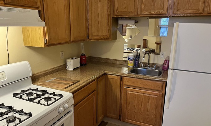 Auburn Apartamento | One Bedroom Flat in Historic Neighborhood