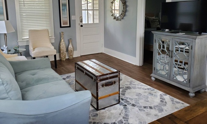 Downtown Dunedin Apartamento | One bedroom getaway adjacent to Main Street and all the fun in downtown Dunedin!