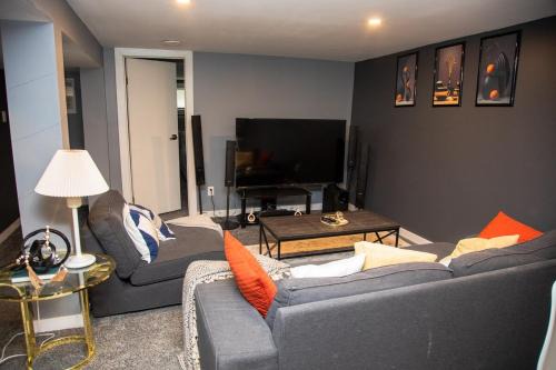 East Kildonan Apartamento | One-bedroom guest suite with private entry