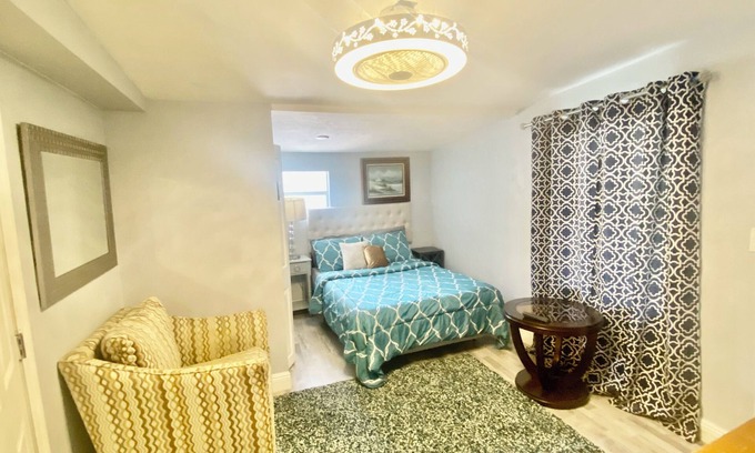 Florida Gardens Casa | One Bedroom Hideaway with private entrance and garden view