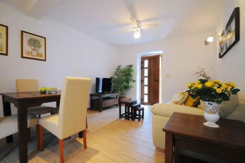 Presika Casa | One-Bedroom House in Labin I