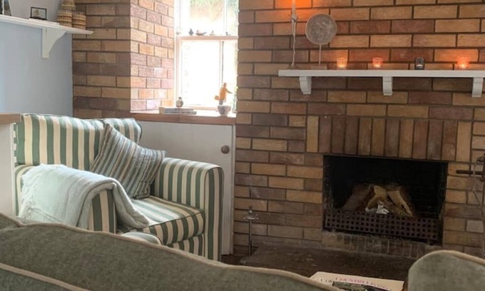 Kinghorn Condominio | One bedroom, indoor fireplace. Right beside beach.
