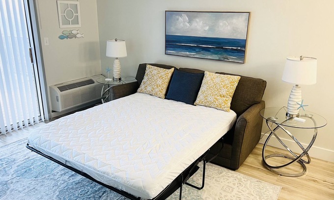 Clear Lake Condominio | One Bedroom Lake Retreat, two pools, hot tub, and more!