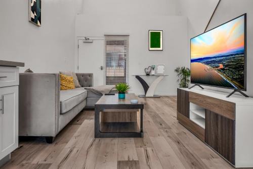 Wilshire Apartamento | One-Bedroom Loft Retreat with Modern Kitchen & Central AC in the Heart of Hollywood