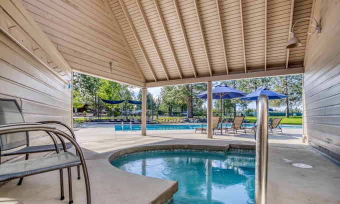 Century West Condominio | Condominio privado de un dormitorio en Bend con chimenea a gas y acceso al gimnasio.