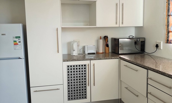 Selborne Cabaña | One bedroom, spacious guest house in a quiet neighbourhood.