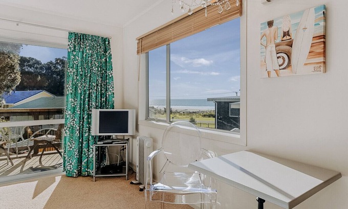 Waiotahi Casa | One bedroom studio with kitchenette and sea views