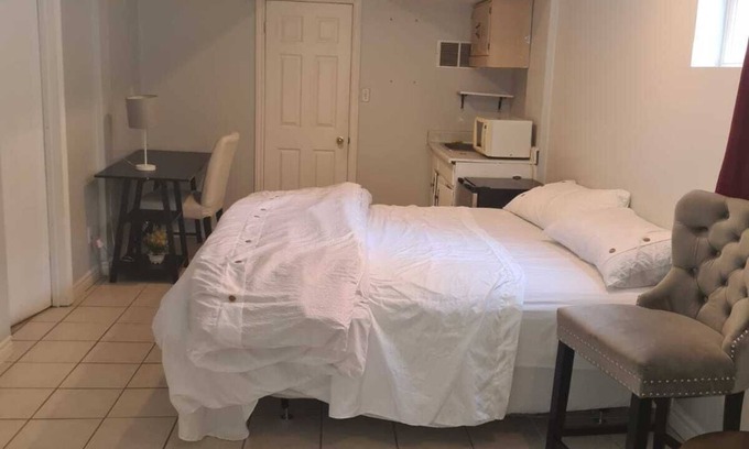 Hurontario Casa | One Bedroom Suite Basement Apartment with private Toilet