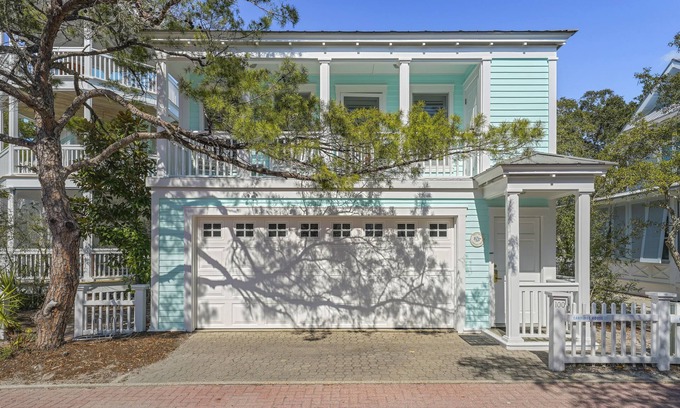 Seaside Casa | One Bedroom Guest Cottage in Seaside, 8 Houses to Beach + 2 Adult Bikes!