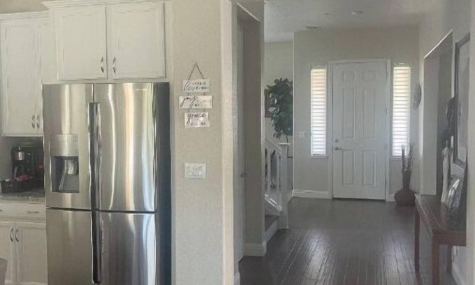 Elk Grove Casa | One Bedroom with Bathroom located within a 4000 Square foot home.