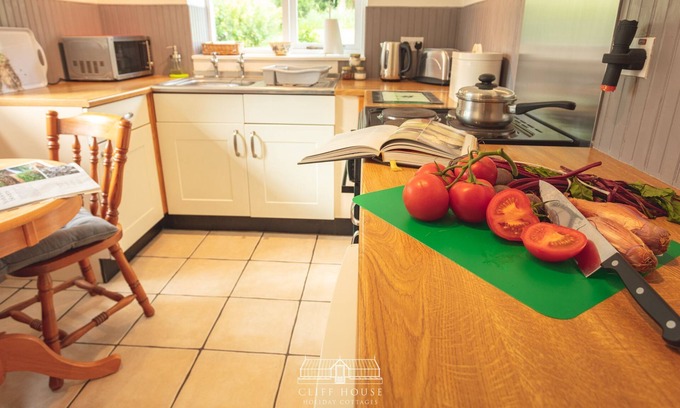 West Heslerton Casa | One bedroomed holiday cottage that sleeps up to 2, with off road car parking and shared indoor pool
