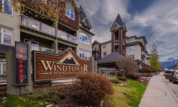 Canmore Apartamento | One Hotel Room with King Bed & AC
