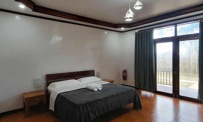 Catangnan Complejo | One King Size Bed + Amenities
