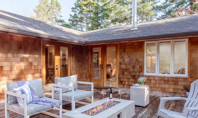 Manzanita Casa | One level, 2 bedroom, allergen free home. Fully fenced double lot, close to town.