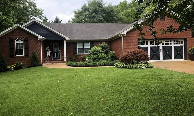 Collegedale Casa | one level brick home with pet friendly fenced back yard , close to Chattanooga