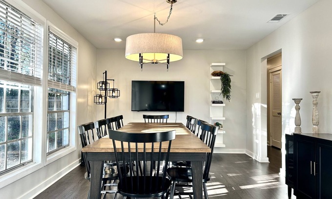 Savannah Casa | Quiet, Clean & Fully Equipped home with 6 beds; Fast Wi-Fi + second screen