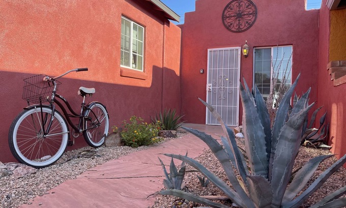 Peter Howell Casa | The Cutest Studio 1 Bedroom Casita - Patio trasero privado - 3 millas a minutos de UofA.