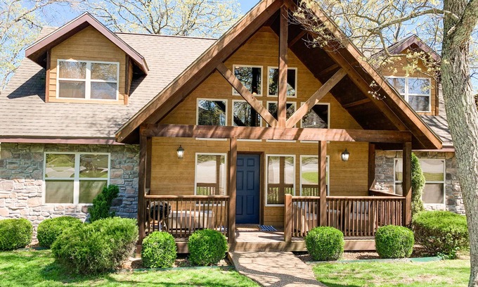 Indian Point Cabina | ONE Minute from Silver Dollar City! INDOOR Pool!