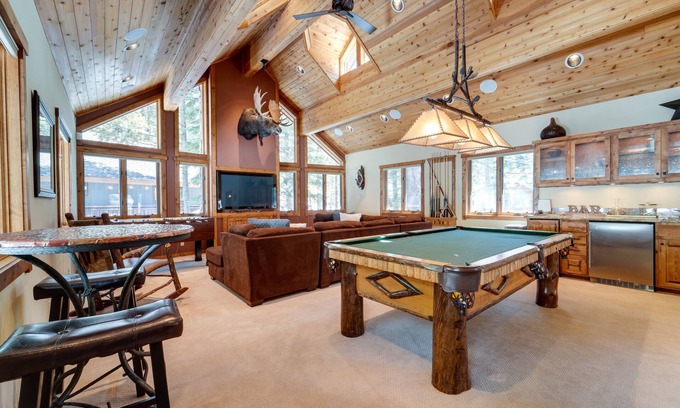 Truckee Casa | 'One Moose Lodge' w/ Hot Tub in Tahoe Donner