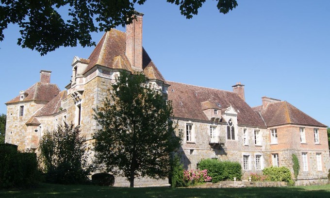 Saint-Pierre-du-Mesnil Casa | One night in a medieval castle