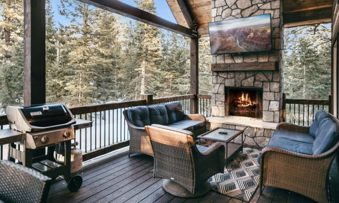 Duck Creek Village Cabina | One of a Kind Cabin- Game Room, Fire Pit, Covered Deck w/ Fireplace & Spa!