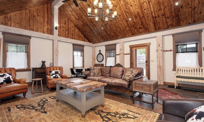 Fraser Cabina | One of a kind 5 bedroom cabin, downtown location,