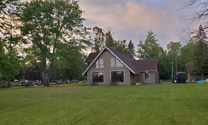 Cheboygan Casa | Ubicación única en el lago Mullett y el río Cheboygan