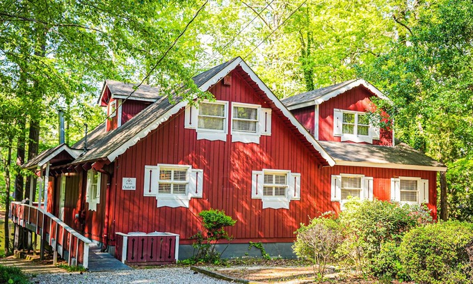 Pine Mountain Chalet De Esquí | One of a kind our Mini Lodge Chalet directly across from our pool!