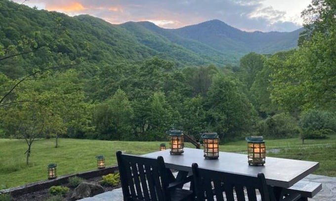 Waynesville Cabina | One-of-a-Kind Rustic Mountain Studio-Private Quiet